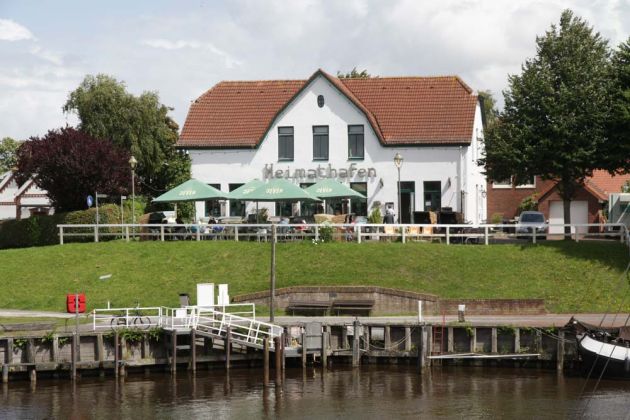 Carolinensiel in Ostfriesland - das exponiert oberhalb des Museumshafens gelegene, sehr empfehlenswerte Café 'Heimathafen' Carolinensiel in Ostfriesland - das exponiert oberhalb des Museumshafens gelegene, sehr empfehlenswerte Café 'Heimathafen'