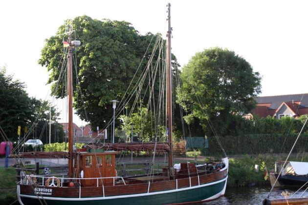 Der Museumshafen in Carolinensiel in Ostfriesland - regelmässige Törns werden mit dem historischen Segelkutter Gebrüder AZ:5 angeboten Der Museumshafen in Carolinensiel in Ostfriesland - regelmässige Törns werden mit dem historischen Segelkutter Gebrüder AZ:5 angeboten