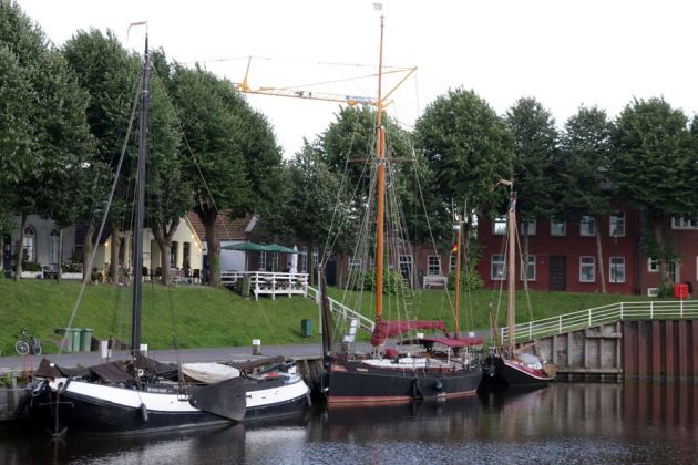 Der Museumshafen Carolinensiel in Ostfriesland - Traditionssegler unterhalb des Sielhafen Museums Der Museumshafen Carolinensiel in Ostfriesland - Traditionssegler unterhalb des Sielhafen Museums