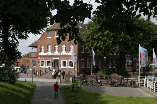 Carolinensiel - das historische Hotel 'Siebzehn80' am Hafen West Carolinensiel - das historische Hotel 'Siebzehn80' am Hafen West