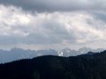 Ein Blick auf die Felszacken des Wilden Kaisers in Tirol von der Kampenwand