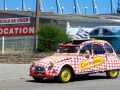Ein hübsch lackierter Citroën 2 CV 6 'deux chevaux‘ in Port Haliguen auf der betonischen Halbinsel Quiberon in Frankreich