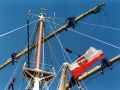 Dar Młodzieży - die polnische Flagge vor Seekadetten in den Wanten des polnischen Segelschulschiffs 