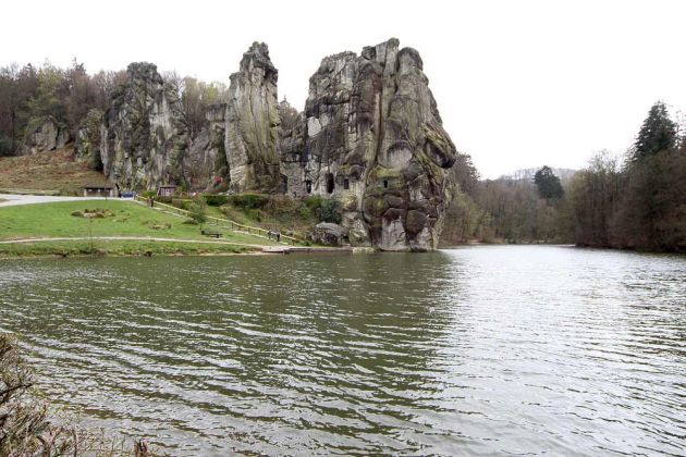 Die Externsteine und der Landschaftspark mit dem Wiembecketeich - Teuteburger Wald nahe Horn-Bad Meinberg Die Externsteine und der Landschaftspark mit dem Wiembecketeich - Teuteburger Wald nahe Horn-Bad Meinberg