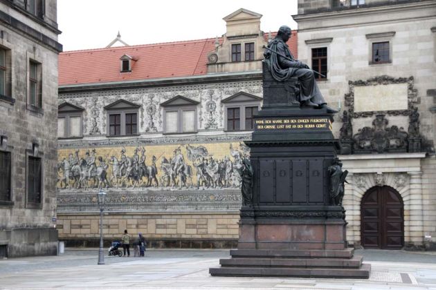 Dresden - der Schloßplatz mit dem Denkmal Friedrich August dem Gerechten vor dem Fürstenzug