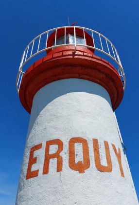 Der Leuchtturm von Erquy am Fuss des Cap d'Erquy - Phare de la Jetée auf dem Hafendamm - Baujahr 1899, Höhe 11 Meter