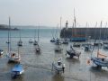 Erquy am Fuss des Cap d'Erquy, der Bootshafen mit dem Leuchtturm bei Ebbe - Phare de la Jet&eacute;e auf dem Hafendamm