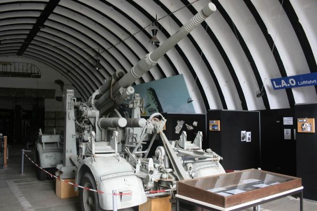 Luftfahrtmuseum Finowfurt - Flak 8,8, deutsche Flugabwehr-Kanone aus dem zweiten Weltkrieg Luftfahrtmuseum Finowfurt - Flak 8,8, deutsche Flugabwehr-Kanone aus dem zweiten Weltkrieg