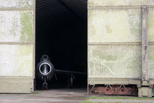 Luftfahrtmuseum Finowfurt - Mikojan-Gurewitsch MiG-15 UTI, zweisitziger Strahltrainer aus der Sowjetunion in einem der Shelter. Luftfahrtmuseum Finowfurt - Mikojan-Gurewitsch MiG-15 UTI, zweisitziger Strahltrainer aus der Sowjetunion in einem der Shelter.