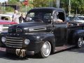 Ein Ford F 1 Pickup der Bauzeit von 1948 bis 1951 in unrestauriertem, leicht patiniertem Zustand