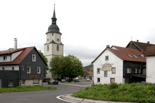 Friedrichroda im Thüringer Wald - der Kreisel an der Marktstrasse mit der Stadtkirche Sankt Blasius