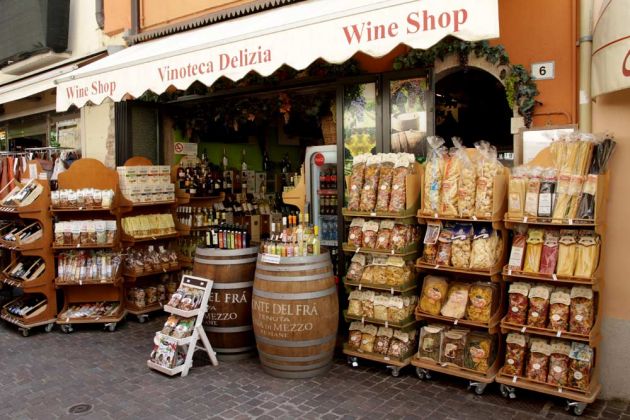 Garda am Gardasee - eine Vinotheca in der Via Spagna, einer Einkaufsgasse in der Altstadt von Garda Garda am Gardasee - eine Vinotheca in der Via Spagna, einer Einkaufsgasse in der Altstadt von Garda