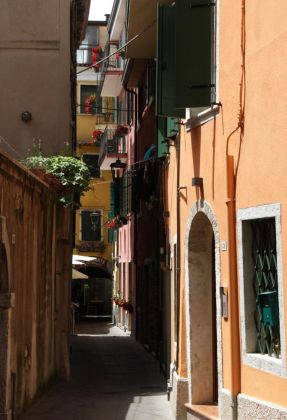 Eine kleine Gasse in der Altstadt von Garda - Lago di Garda Eine kleine Gasse in der Altstadt von Garda - Lago di Garda