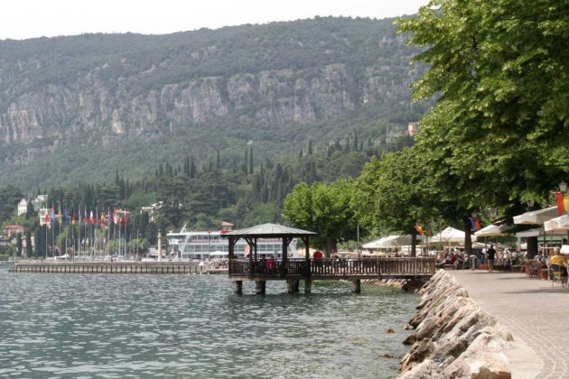 Gazebo panoramico, der Panorama-Pavillon am Seeufer - Garda, Riviera degli Olivi Gazebo panoramico, der Panorama-Pavillon am Seeufer - Garda, Riviera degli Olivi