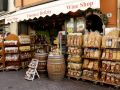 Garda am Gardasee - eine Vinotheca in der Via Spagna in der historischen Altstadt  von Garda