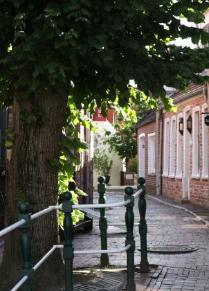 Greetsiel-Krummhörn - eine der romantischen Seitengassen der Mühlenstrasse im historischen Zentrum Greetsiel-Krummhörn - eine der romantischen Seitengassen der Mühlenstrasse im historischen Zentrum