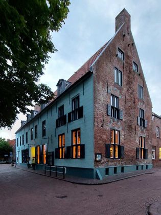 Greetsiel-Krummhörn - das Hohe Haus im historischen Zentrum zur Blauen Stunde Greetsiel-Krummhörn - das Hohe Haus im historischen Zentrum zur Blauen Stunde