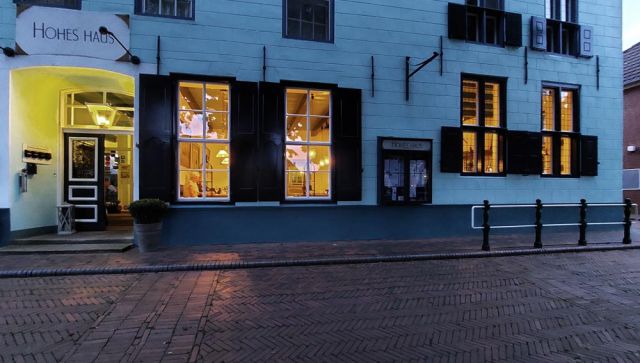 Greetsiel-Krummhörn - das Restaurant des Hohen Hauses im historischen Zentrum zur Blauen Stunde Greetsiel-Krummhörn - das Restaurant des Hohen Hauses im historischen Zentrum zur Blauen Stunde