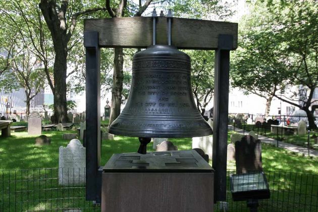 Die Glocke der Hoffnung im Churchyard der St. Paul's Chapel