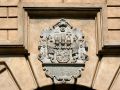 Die Barlach-Stadt Güstrow - das Wappen der Mecklenburger Herzöge über dem Eingangsportal des Residenzschlosses