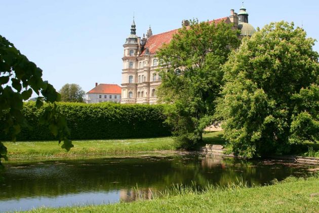 Die Barlach-Stadt Güstrow - der Schlosspark mit dem Residenzschloss