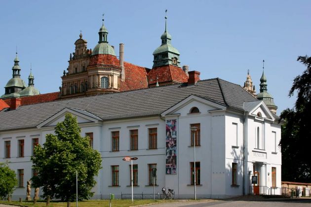 Die Barlach-Stadt Güstrow - das 1828 erbaute Ernst-Barlach-Theater an der Schloßstrasse
