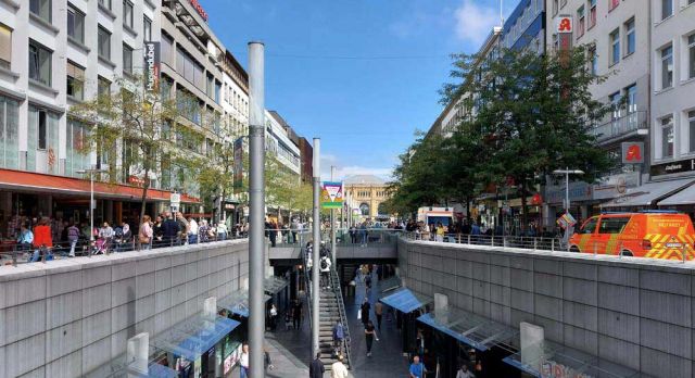 Landeshauptstadt Hannover - die Fussgängerzone Bahnhofsstrasse ab dem Kröpcke mit der Niki St. Phalle Galerie Landeshauptstadt Hannover - die Fussgängerzone Bahnhofsstrasse ab dem Kröpcke mit der Niki St. Phalle Galerie