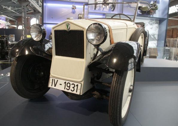 DKW F 1 Roadster, Baujahr 1931 - Zweizylinder-Zweitaktmotor, 584 ccm, 15 PS - Industriemuseum Chemnitz DKW F 1 Roadster, Baujahr 1931 - Zweizylinder-Zweitaktmotor, 584 ccm, 15 PS - Industriemuseum Chemnitz
