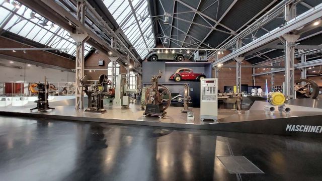 Sächsisches Industriemuseum Chemnitz - ein Blick auf historische Maschinen und auf den Turm mit DKW-Oldtimern Sächsisches Industriemuseum Chemnitz - ein Blick auf historische Maschinen und auf den Turm mit DKW-Oldtimern