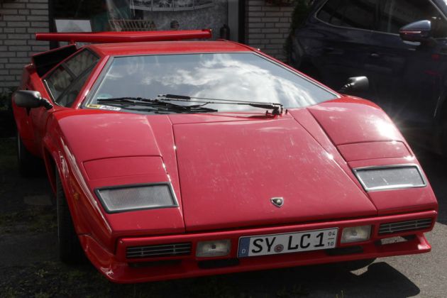 Ein Lamborghini Countach der Bauzeit 1974 bis 1990 – seit fünfzig Jahren zeigt er die perfekte automobile Keilform Ein Lamborghini Countach der Bauzeit 1974 bis 1990 – seit fünfzig Jahren zeigt er die perfekte automobile Keilform