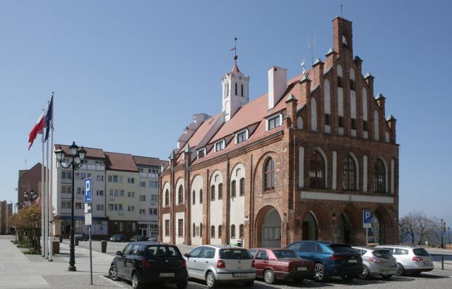 Kamień Pomorski, Cammin in Pommern - das restaurierte, spätgotische Rathaus mit seinen unterschiedlichen Giebeln mitten auf dem Marktplatz Stary Rynek