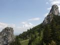 Die zackigen Gipfelfelsen der Kampenwand im Chiemgau