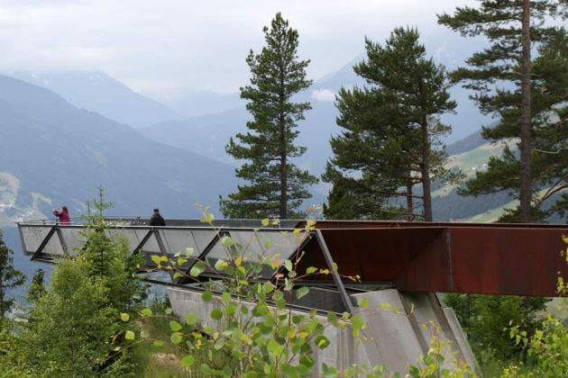Die Aussichtsplattform Gachenblick am Naturparkhaus Kaunergrat - 1.560 Meter über dem Meeresspiegel Die Aussichtsplattform Gachenblick am Naturparkhaus Kaunergrat - 1.560 Meter über dem Meeresspiegel