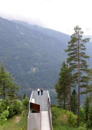 Die Aussichtsplattform Gachenblick am Naturparkhaus Kaunergrat - 1.560 Meter über dem Meeresspiegel Die Aussichtsplattform Gachenblick am Naturparkhaus Kaunergrat - 1.560 Meter über dem Meeresspiegel