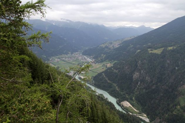 Die Aussichtsplattform Gachenblick am Naturparkhaus Kaunergrat - der Blick in das Inntal Die Aussichtsplattform Gachenblick am Naturparkhaus Kaunergrat - der Blick in das Inntal