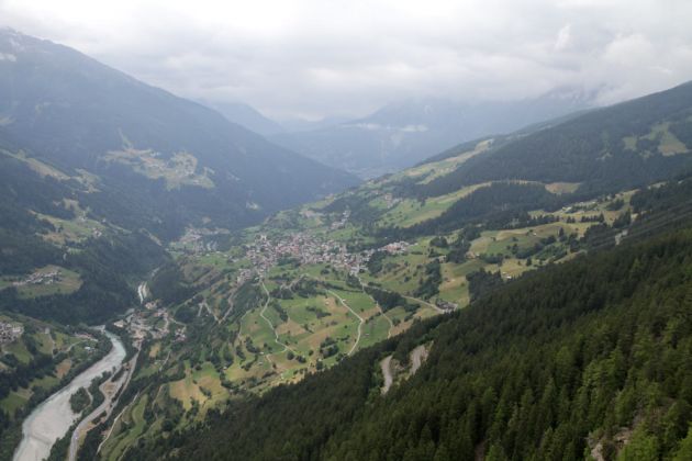 Die Aussichtsplattform Gachenblick am Naturparkhaus Kaunergrat - der Blick in das Inntal Die Aussichtsplattform Gachenblick am Naturparkhaus Kaunergrat - der Blick in das Inntal