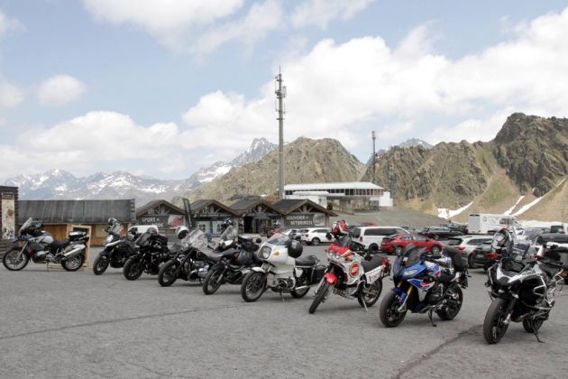 Die Kaunertaler Gletscherstrasse ist auch bei Motorradfahrern sehr beliebt - am Gletscherrestaurant in 2.750 m Höhe Die Kaunertaler Gletscherstrasse ist auch bei Motorradfahrern sehr beliebt - am Gletscherrestaurant in 2.750 m Höhe