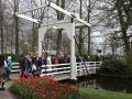 Der Keukenhof in Lisse nahe Amsterdam, ein Tulpen-Paradies - eine typisch holländische Klappbrücke