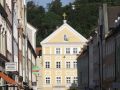 Landshut in Niederbayern - die Grasgasse mit viergeschossigem Palais mit barockem Dreieckgiebel