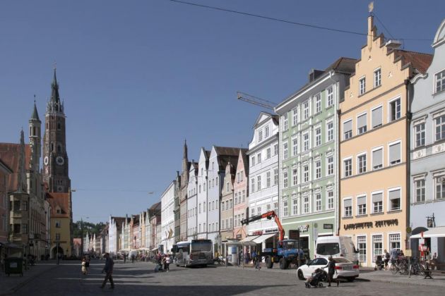 Landshut an der Isar - die untere Altstadt mit dem historischen Rathaus aus dem Turm der St. Martin Kirche Landshut an der Isar - die untere Altstadt mit dem historischen Rathaus aus dem Turm der St. Martin Kirche