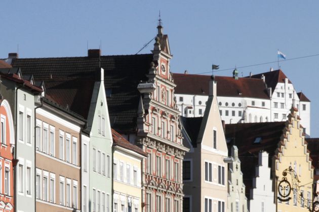 Landshut an der Isar - historische Fassaden der unteren Altstadt vor der Burg Trausnitz Landshut an der Isar - historische Fassaden der unteren Altstadt vor der Burg Trausnitz