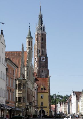 Landshut an der Isar - das historische Rathaus und der Turm der St. Martin Kirche Landshut an der Isar - das historische Rathaus und der Turm der St. Martin Kirche