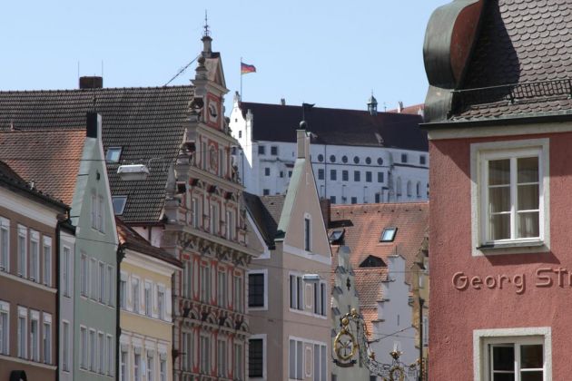 Landshut an der Isar - historische Fassaden der unteren Altstadt vor der Burg Trausnitz Landshut an der Isar - historische Fassaden der unteren Altstadt vor der Burg Trausnitz