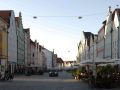Landshut an der Isar - der breite Platz 'Altstadt' im Dämmerlicht
