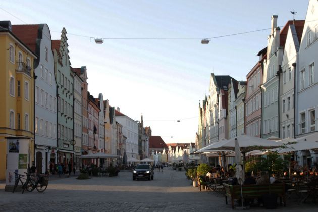 Landshut an der Isar - der breite Platz 'Altstadt' im Dämmerlicht Landshut an der Isar - der breite Platz 'Altstadt' im Dämmerlicht