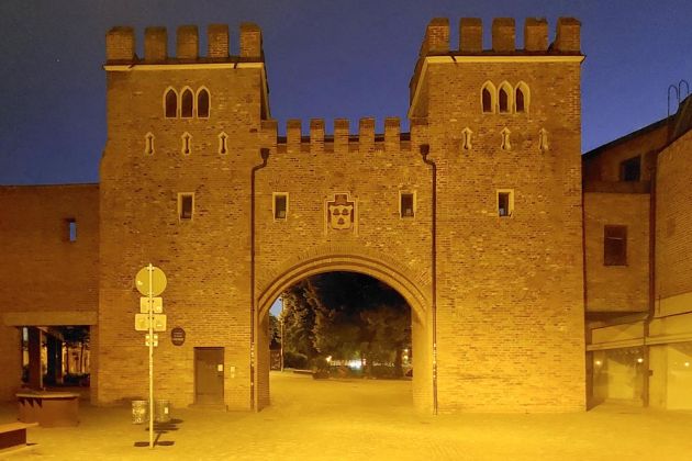 Landshut an der Isar - das historische Ländtor am Ländtorplatz im Abendlicht Landshut an der Isar - das historische Ländtor am Ländtorplatz im Abendlicht