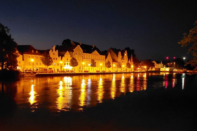 Landshut an der Isar - die historische Fassaden am Isargestade im Abendlicht Landshut an der Isar - die historische Fassaden am Isargestade im Abendlicht