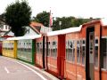 Nordseeinsel Langeoog - quietschebunt‘ lackiert sind die nostalgischen Waggons der Inselbahn eine Augenweide 