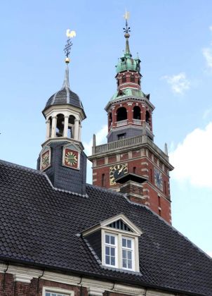 Leer in Ostfriesland - das Türmchen der historischen Waage vor dem Rathausturm Leer in Ostfriesland - das Türmchen der historischen Waage vor dem Rathausturm