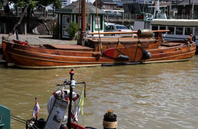 Leer in Ostfriesland, der Museumshafen an der Leda - die Mutte 'Altje von Südgeorgsfehn', ein Nachbau von 1992 Leer in Ostfriesland, der Museumshafen an der Leda - die Mutte 'Altje von Südgeorgsfehn', ein Nachbau von 1992